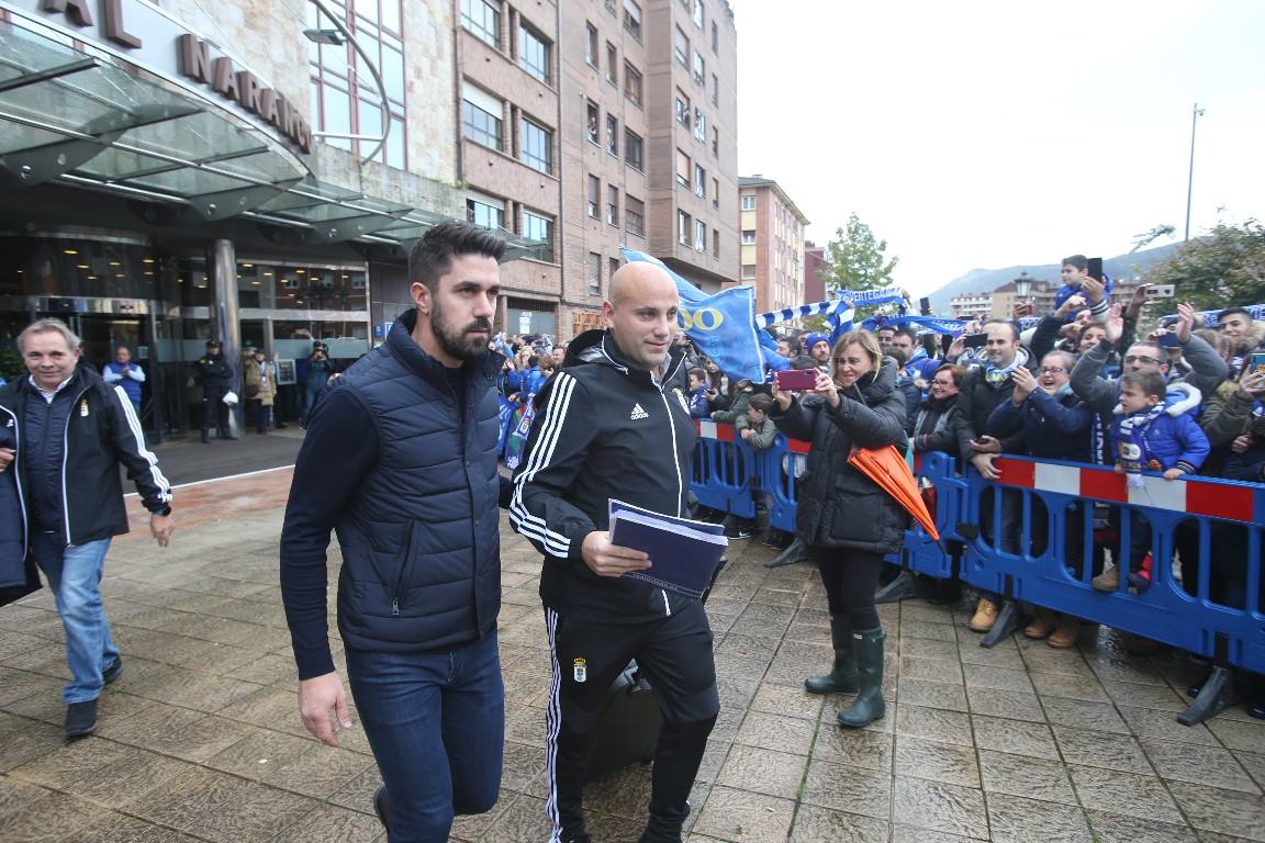 Los aficionados del Real Oviedo han escoltado a los jugadores desde la salida del hotel hasta la llegada al Carlos Tartiere. 