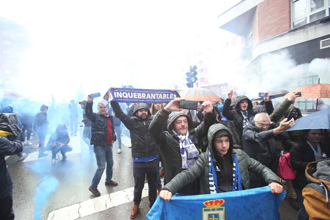 Los aficionados del Real Oviedo han escoltado a los jugadores desde la salida del hotel hasta la llegada al Carlos Tartiere. 