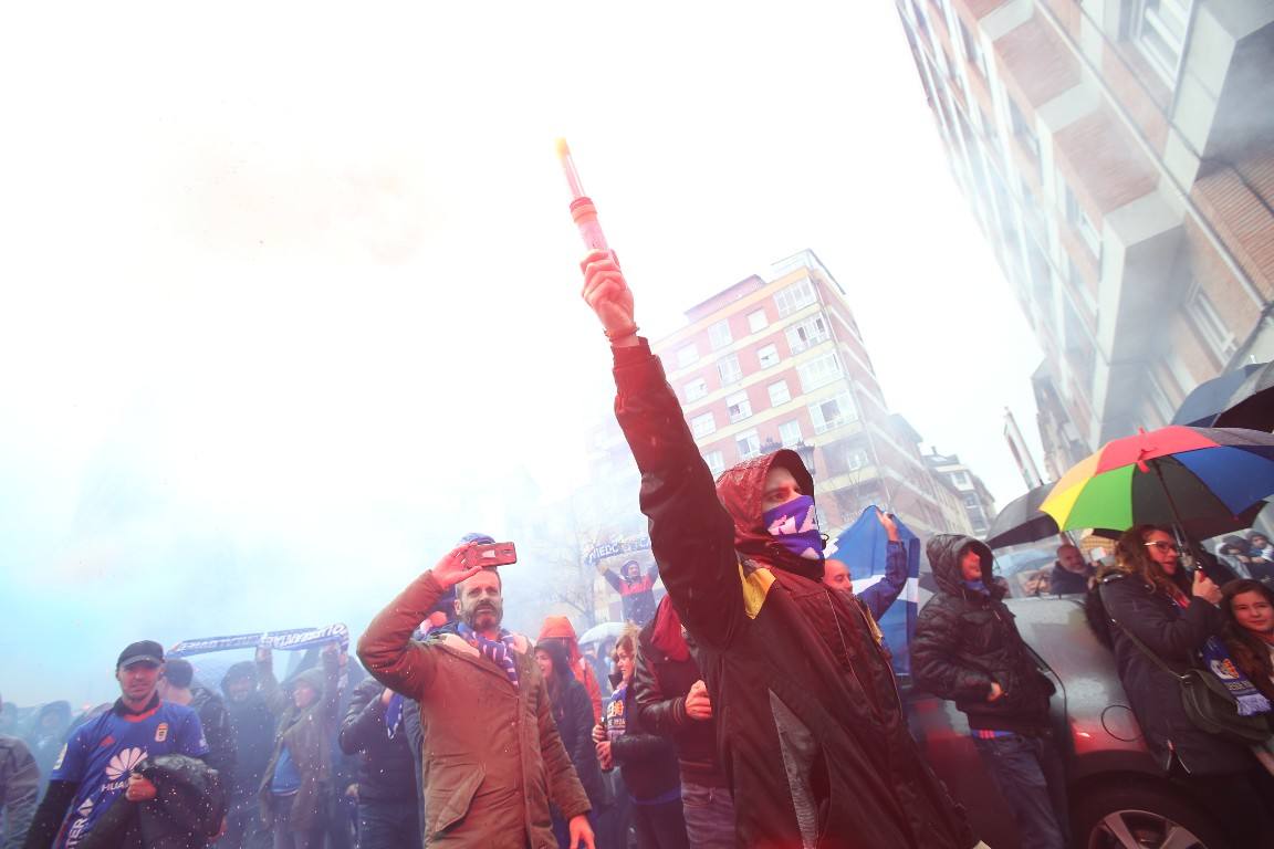 Los aficionados del Real Oviedo han escoltado a los jugadores desde la salida del hotel hasta la llegada al Carlos Tartiere. 