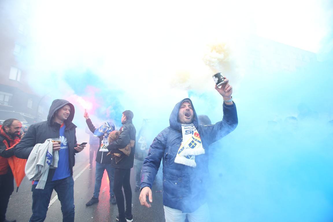 Los aficionados del Real Oviedo han escoltado a los jugadores desde la salida del hotel hasta la llegada al Carlos Tartiere. 