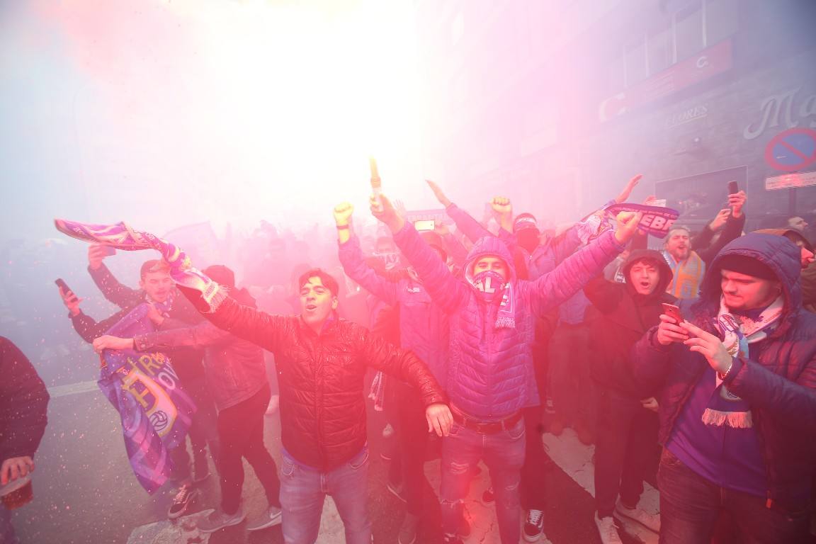 Los aficionados del Real Oviedo han escoltado a los jugadores desde la salida del hotel hasta la llegada al Carlos Tartiere. 