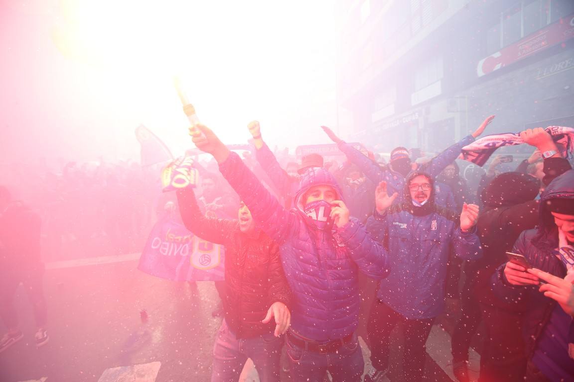 Los aficionados del Real Oviedo han escoltado a los jugadores desde la salida del hotel hasta la llegada al Carlos Tartiere. 