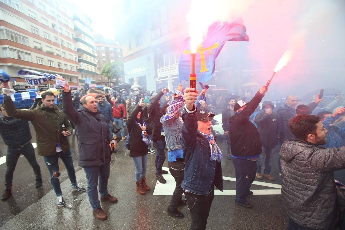 Los aficionados del Real Oviedo han escoltado a los jugadores desde la salida del hotel hasta la llegada al Carlos Tartiere. 