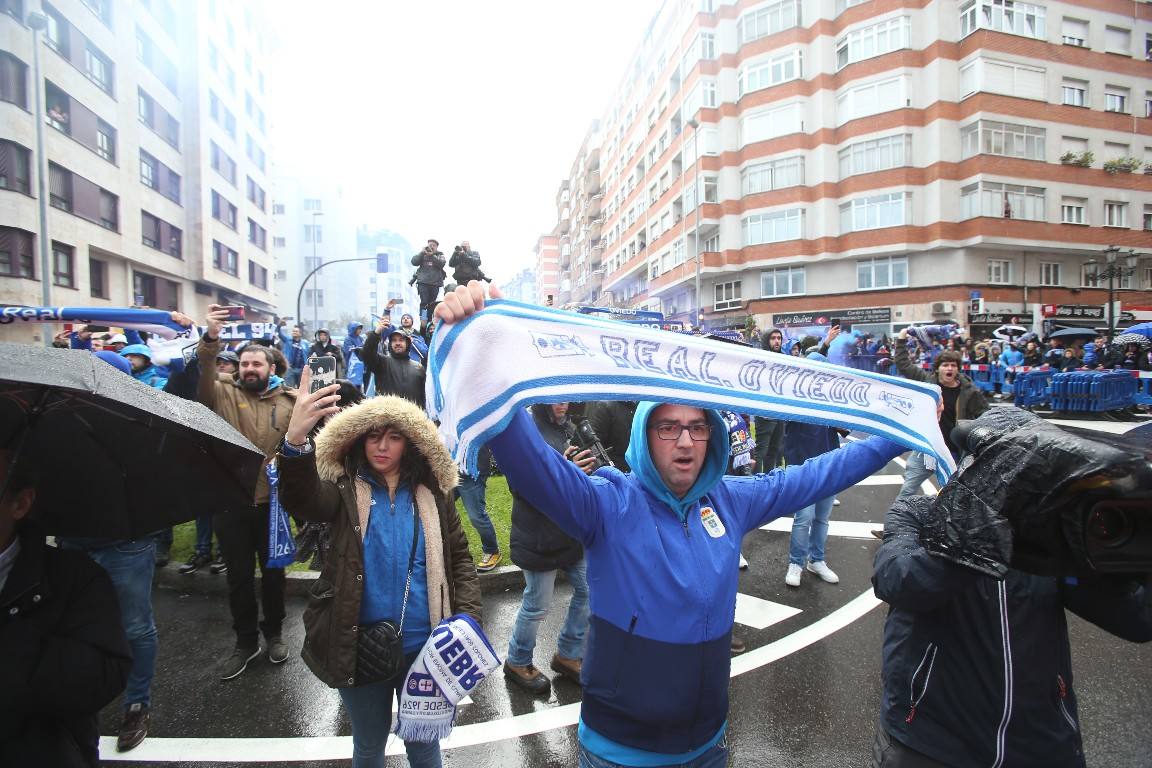 Los aficionados del Real Oviedo han escoltado a los jugadores desde la salida del hotel hasta la llegada al Carlos Tartiere. 