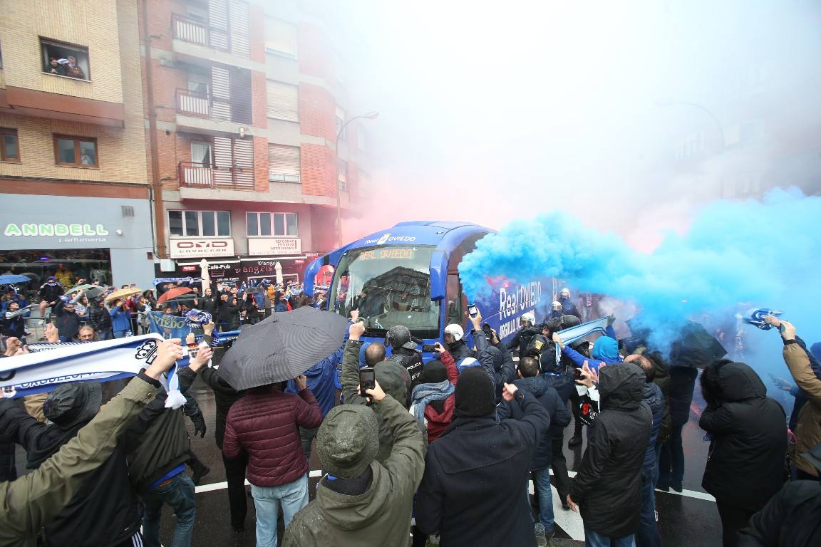 Los aficionados del Real Oviedo han escoltado a los jugadores desde la salida del hotel hasta la llegada al Carlos Tartiere. 