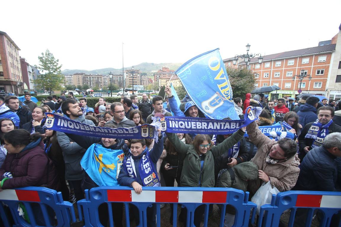 Los aficionados del Real Oviedo han escoltado a los jugadores desde la salida del hotel hasta la llegada al Carlos Tartiere. 