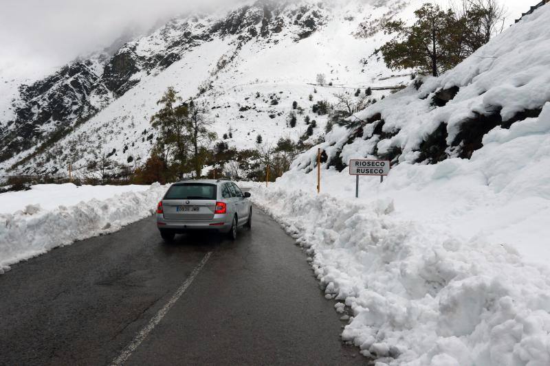 El entorno de la estación de esquí de San Isidro luce una espesa capa blanca tras las intensas nevadas originadas por el temporal. 