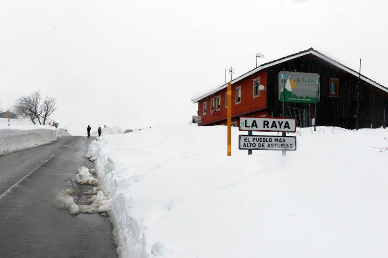 El entorno de la estación de esquí de San Isidro luce una espesa capa blanca tras las intensas nevadas originadas por el temporal. 