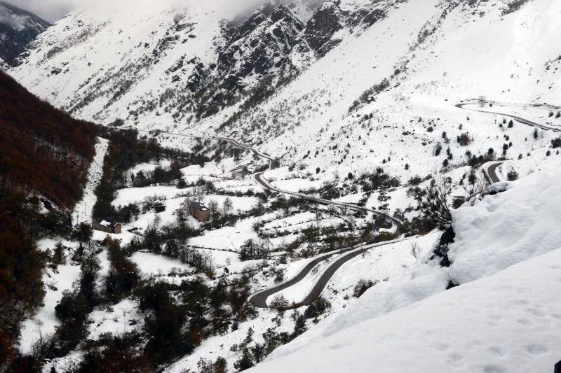 El entorno de la estación de esquí de San Isidro luce una espesa capa blanca tras las intensas nevadas originadas por el temporal. 