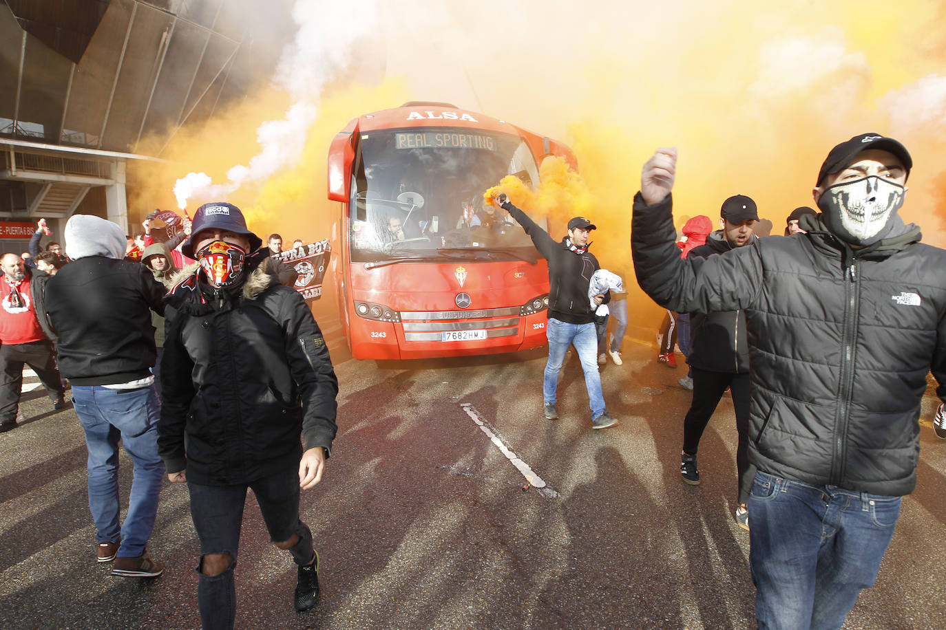 Multitud de sportinguistas despidieron al equipo a las puertas de El Molinón en su salida hacia Oviedo