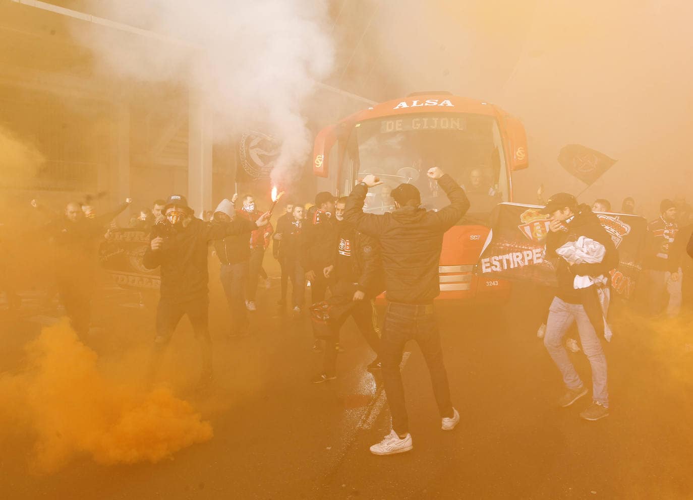 Multitud de sportinguistas despidieron al equipo a las puertas de El Molinón en su salida hacia Oviedo