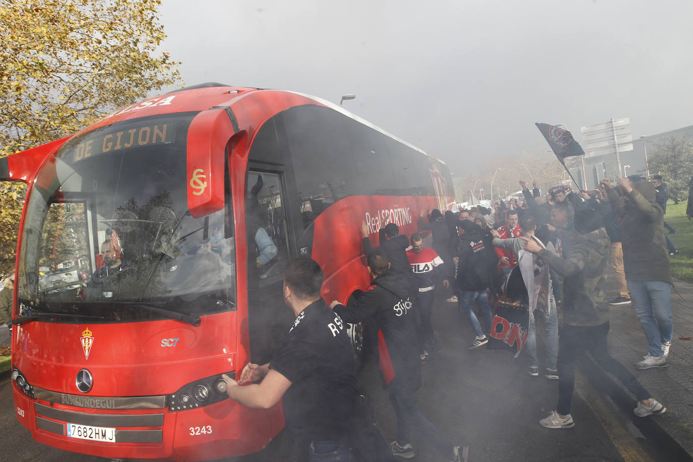 Multitud de sportinguistas despidieron al equipo a las puertas de El Molinón en su salida hacia Oviedo