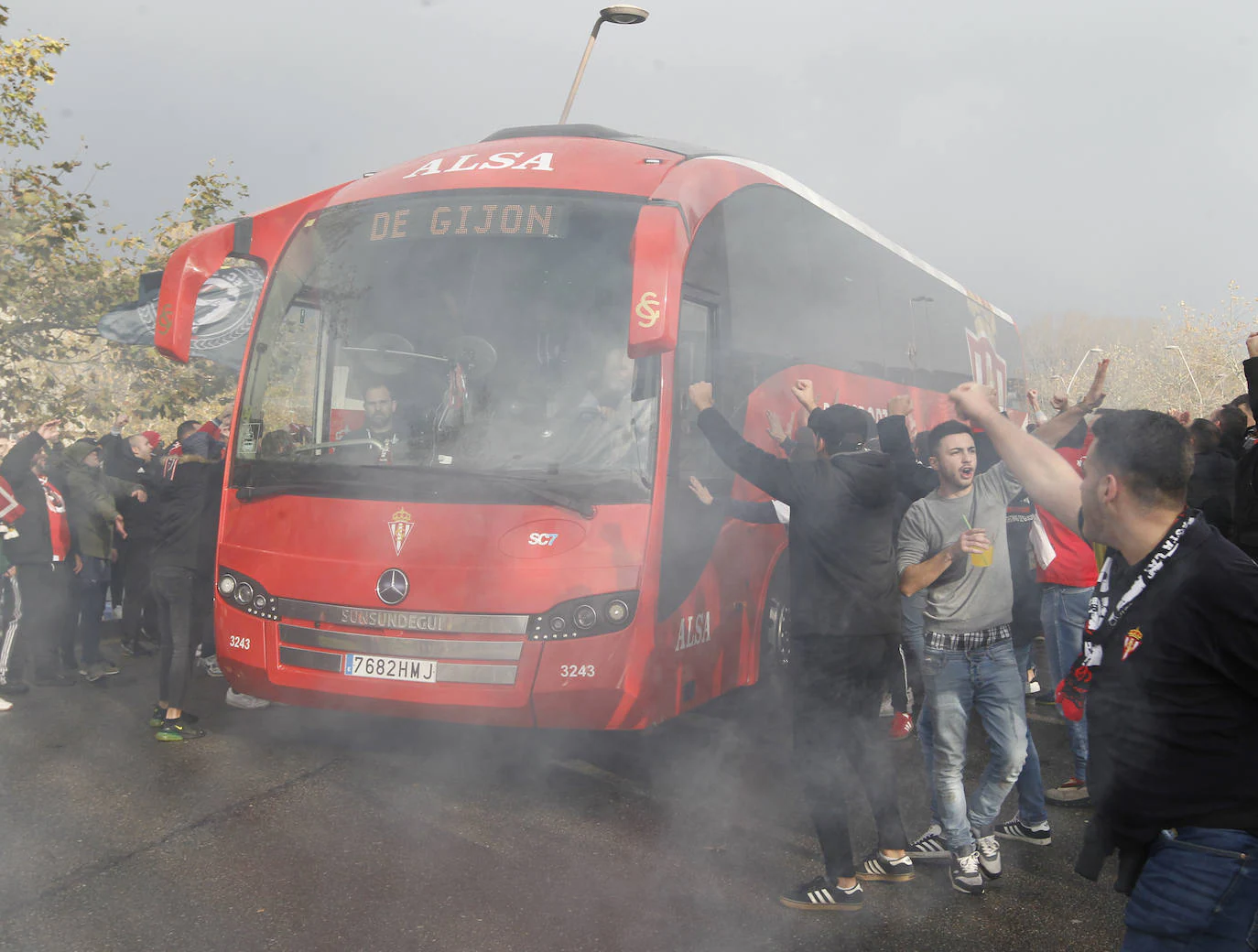 Multitud de sportinguistas despidieron al equipo a las puertas de El Molinón en su salida hacia Oviedo
