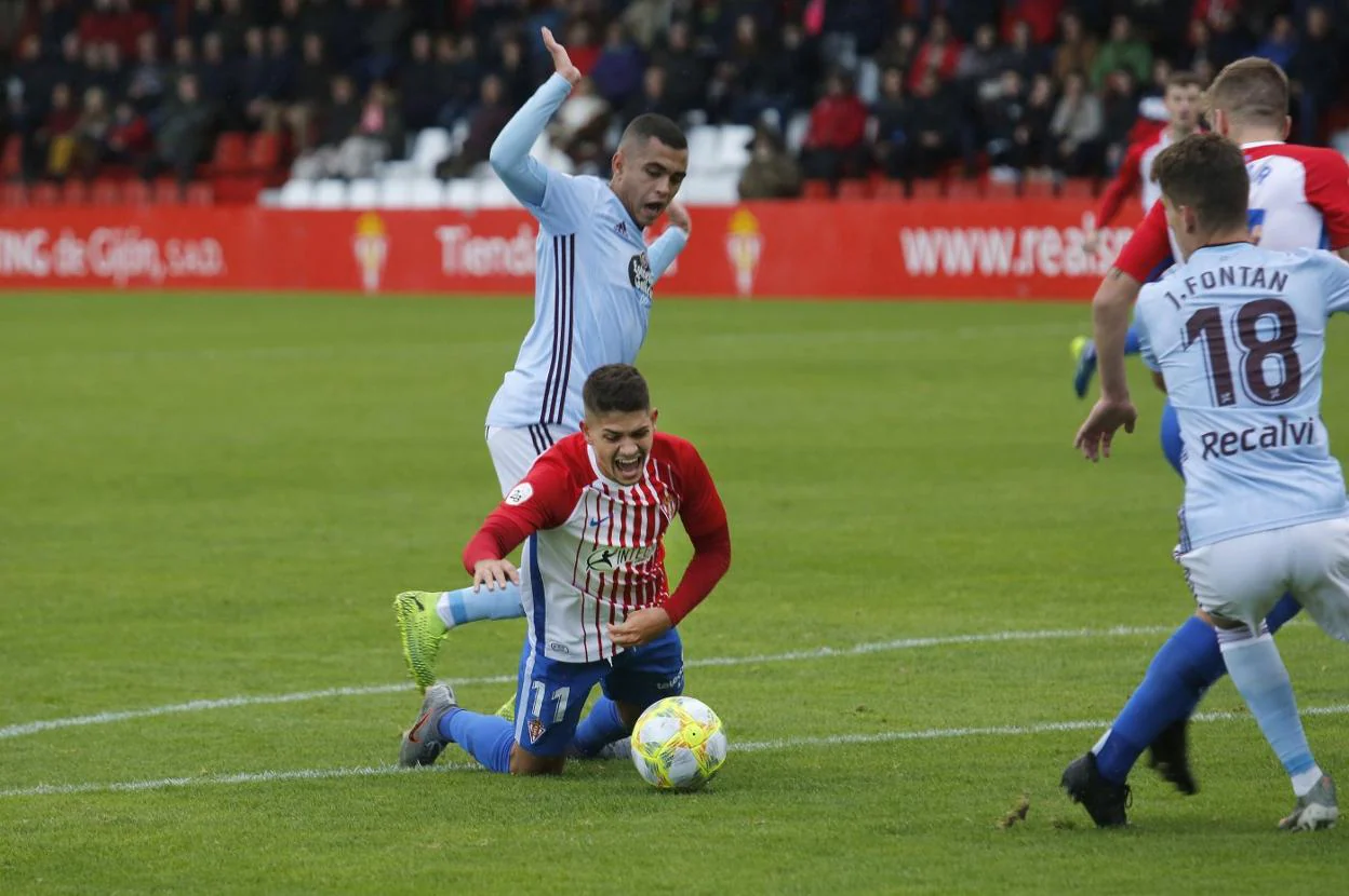 El sportinguista Bertín cae ante Moha en la acción del penalti que supuso el definitivo 1-1. 
