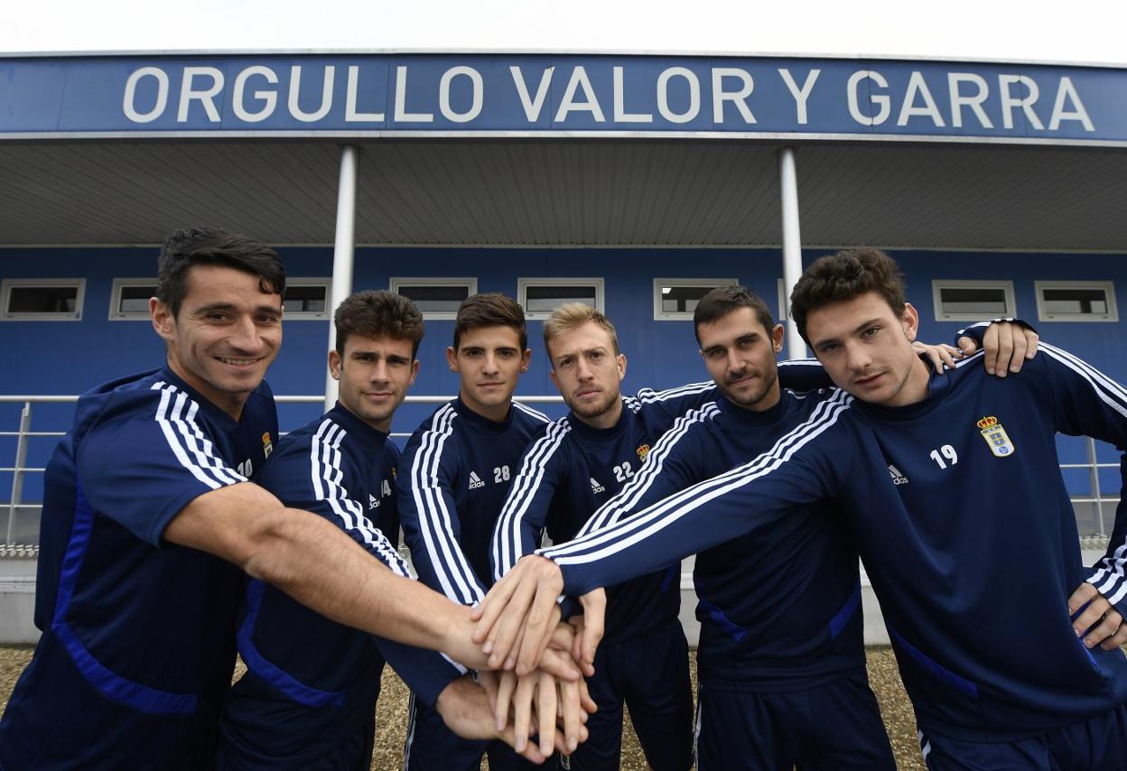 Saúl Berjón, Jimmy, Riki, Edu Cortina, Lucas y Borja Sánchez, los ovetenses de la plantilla, posan en El Requexón antes de iniciar un entrenamiento. :: ELOY ALONSO