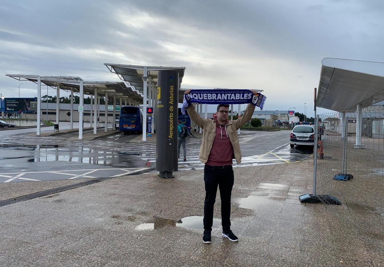 Alex Turner posa a su llegada al Aeropuerto de Asturias, procedente de tierras británicas. :: E. C.