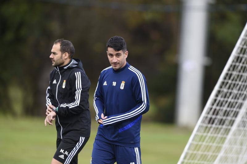 Los jugadores del Real Oviedo han entrenado este lunes, tras el empate sin goles del derbi. 