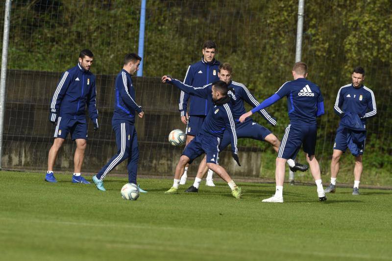 Los jugadores del Real Oviedo han entrenado este lunes, tras el empate sin goles del derbi. 