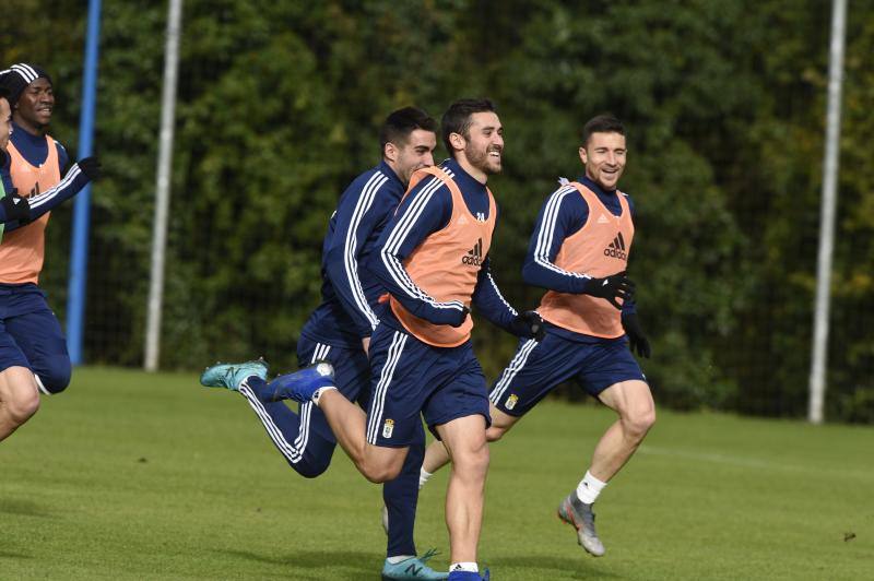 Los jugadores del Real Oviedo han entrenado este lunes, tras el empate sin goles del derbi. 