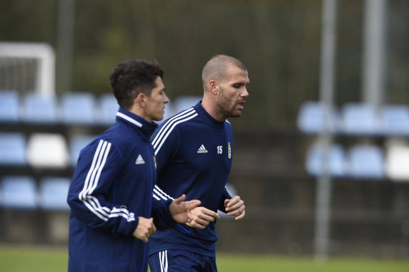 Los jugadores del Real Oviedo han entrenado este lunes, tras el empate sin goles del derbi. 