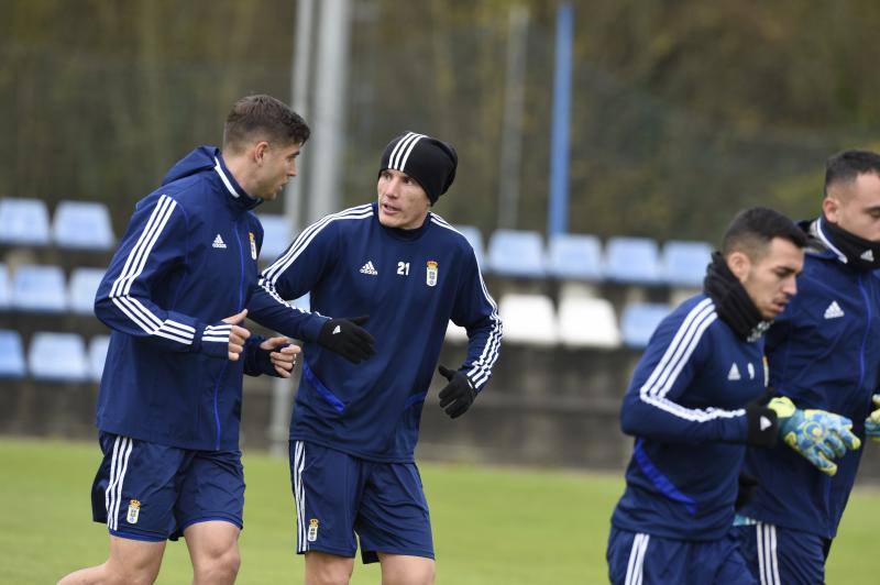 Los jugadores del Real Oviedo han entrenado este lunes, tras el empate sin goles del derbi. 