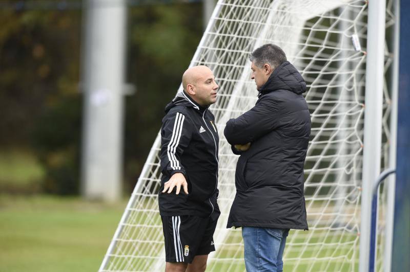 Los jugadores del Real Oviedo han entrenado este lunes, tras el empate sin goles del derbi. 