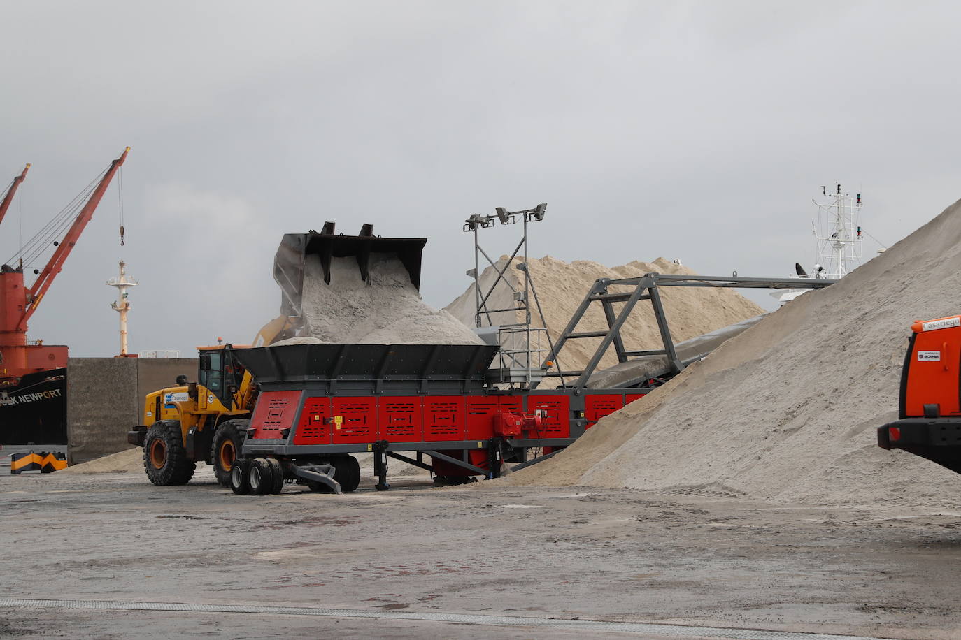 El puerto de El Musel ha inaugurado la nueva terminal de Masaveu Industria, con una inversión de 5,5 millones, que permitirá el almacenamiento, manipulación y carga de distintos productos sólidos