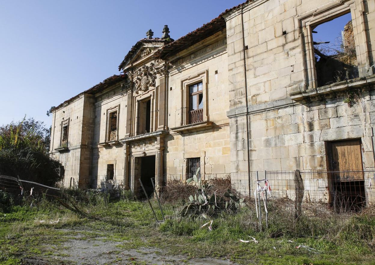 El deplorable estado de conservación que presenta el Palacio de la Torre de Celles, un vestigio del Barroco rural. 