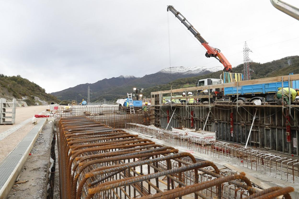 Foso del hangar que cobijará el cambiador de ancho, en el apartadero de trenes. 