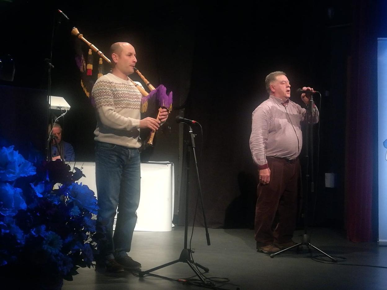 Antón Chicote, acompañado a la gaita por Ramón García. 