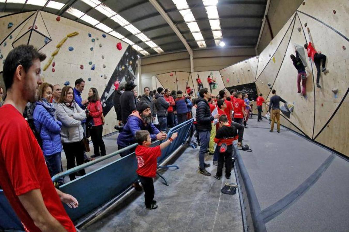 Fotos: ¿Estuviste en la primera prueba de la Copa de Asturias de escalada? ¡Búscate!