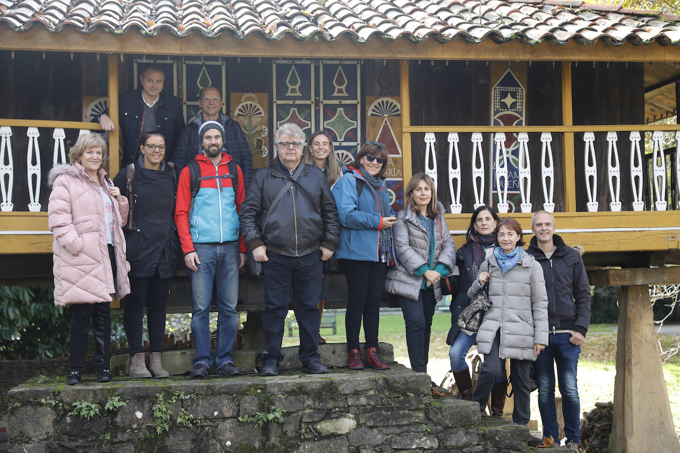 Dos profesores españoles, dos italianos, dos austriacos, dos portugueses y dos griegos, participantes en el programa educativo llamado 'Erasmus+' que coordina el IES Montevil visitaron esta mañana el museo gijonés.