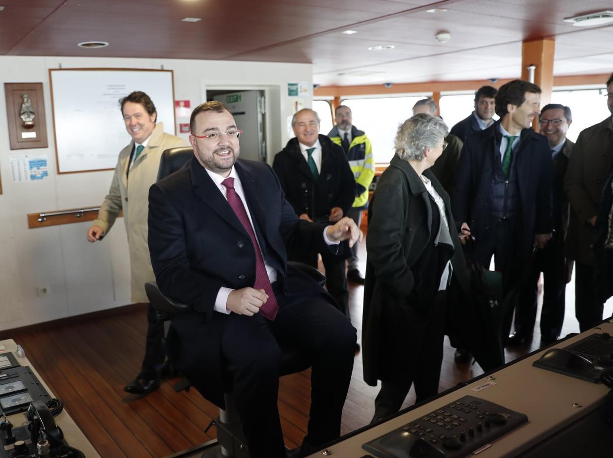 El presidente del Principado, en el puente de mando del 'Cristina Masaveu'. 