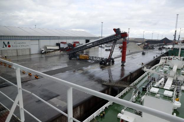 Las máquinas cargadoras sacarán las toneladas de material del hangar y las depositarán directamente en los buques. 