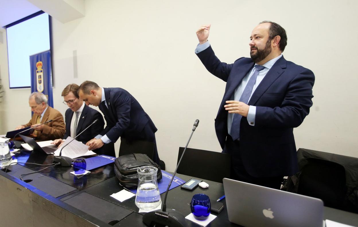 Jorge Menéndez Vallina, a la derecha, conversa con alguno de los asistentes antes del comienzo de la pasada junta de accionistas del Real Oviedo.