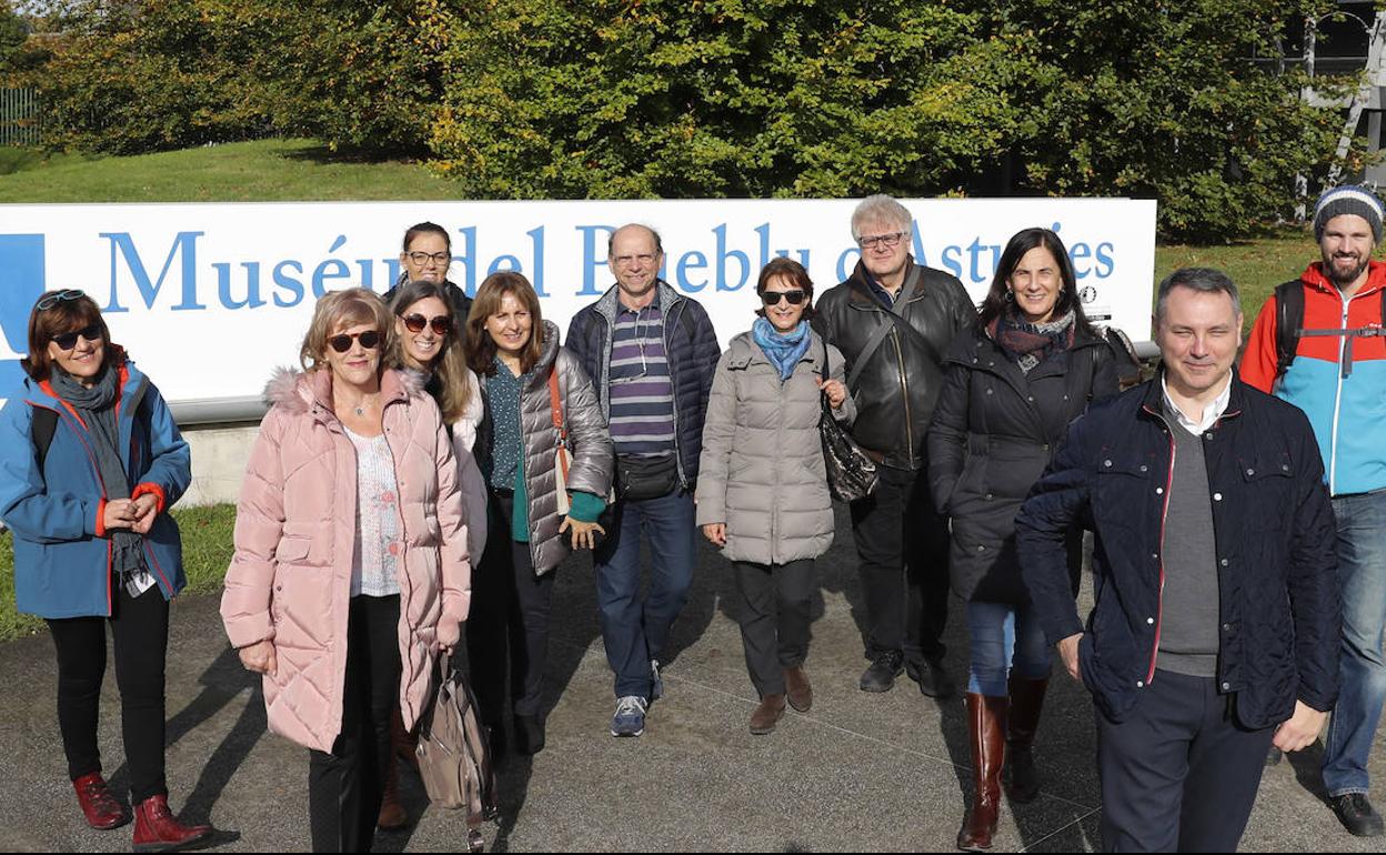 Los profesores, durante su visita al Museo del Pueblo de Asturias