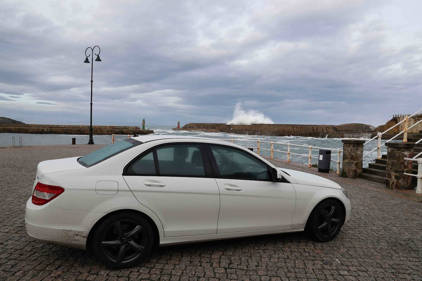 El hombre fue arrastrado por una ola cuando se encontraba pescando solo en el muelle exterior