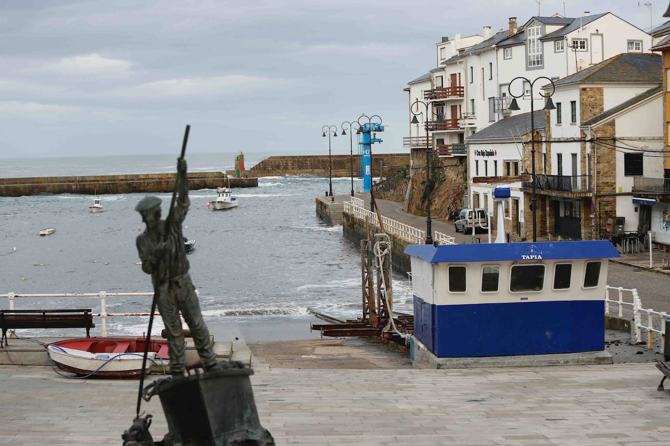 El hombre fue arrastrado por una ola cuando se encontraba pescando solo en el muelle exterior