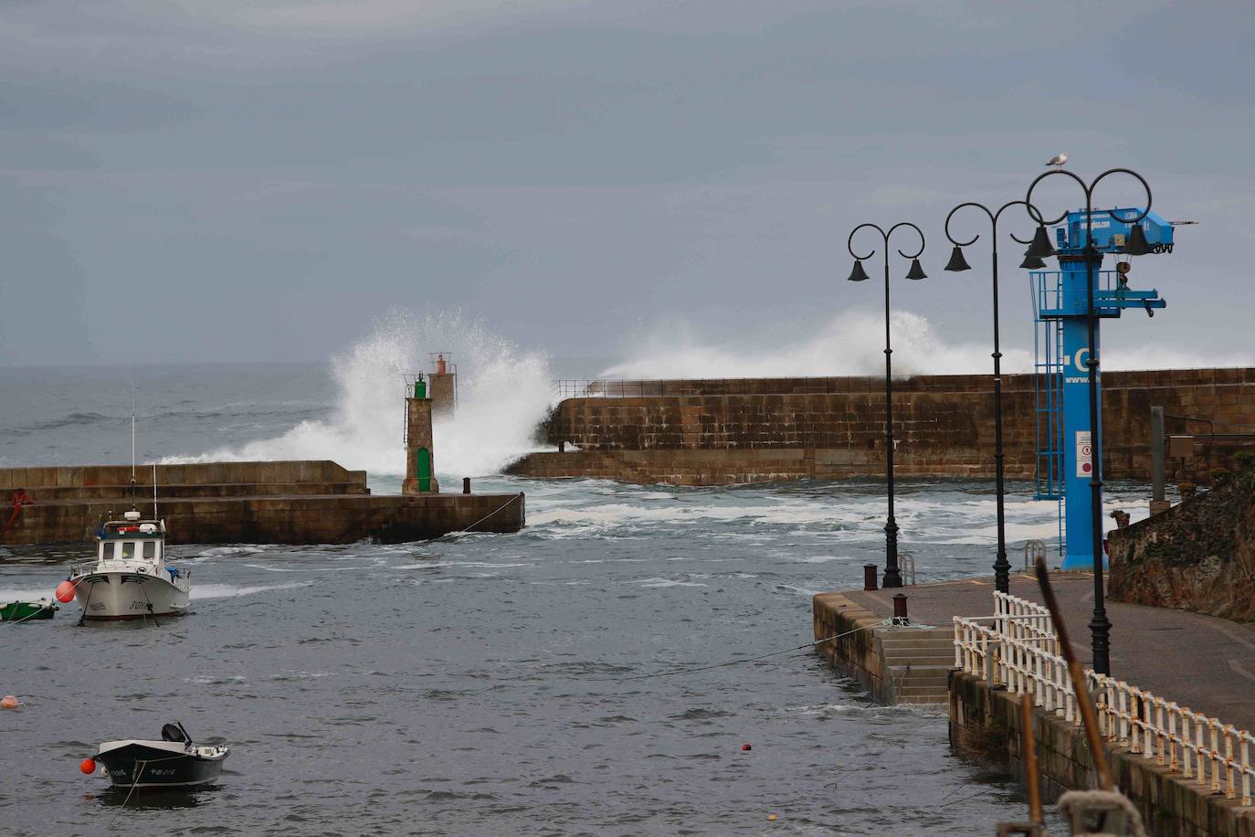 El hombre fue arrastrado por una ola cuando se encontraba pescando solo en el muelle exterior