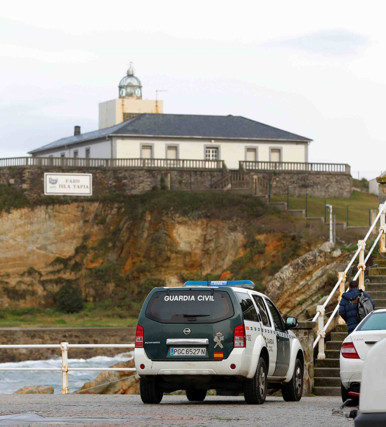 El hombre fue arrastrado por una ola cuando se encontraba pescando solo en el muelle exterior