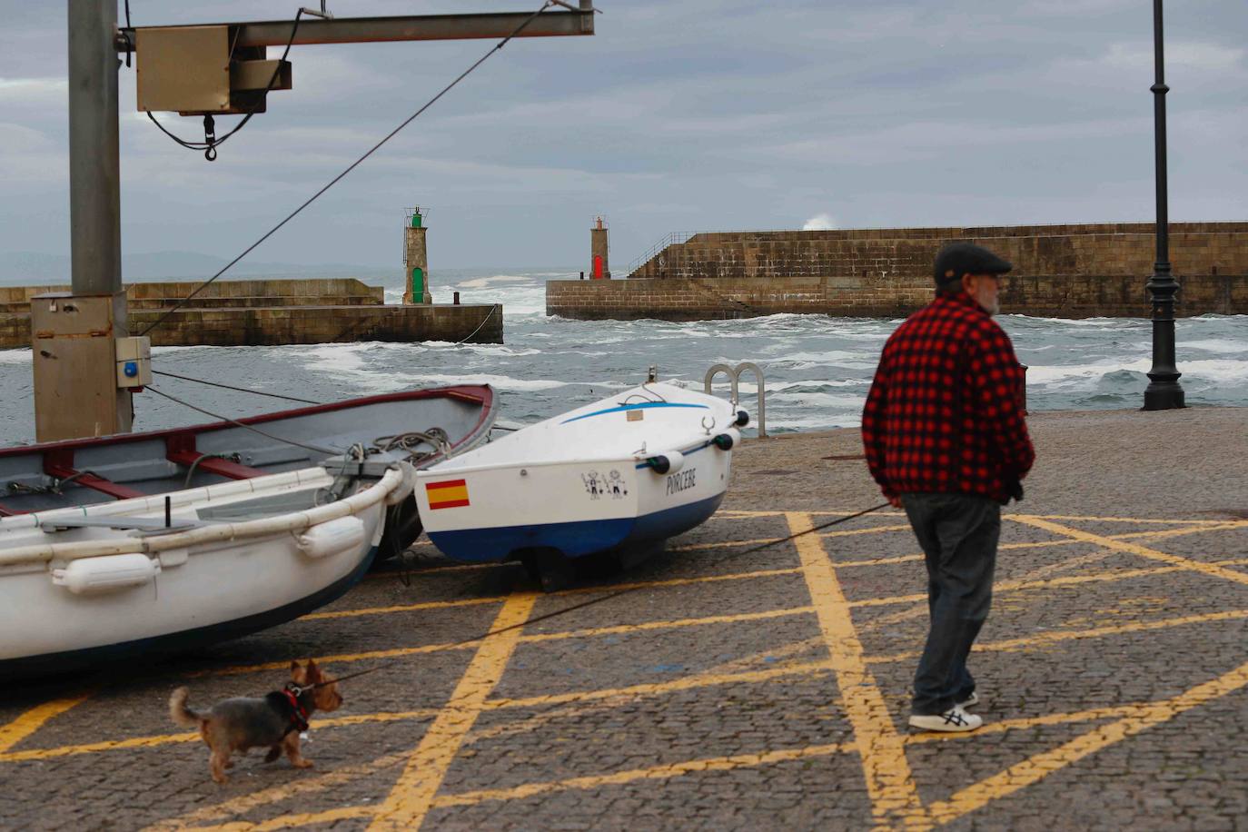 El hombre fue arrastrado por una ola cuando se encontraba pescando solo en el muelle exterior