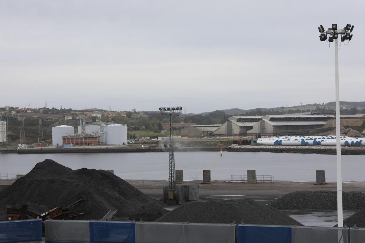 Vista general de la zona de carga y descarga del muelle de Raíces, con el muelle de la antigua Alcoa y parte de la zona logística del muelle de Valliniello al fondo, en la margen derecha de la ría de Avilés. 