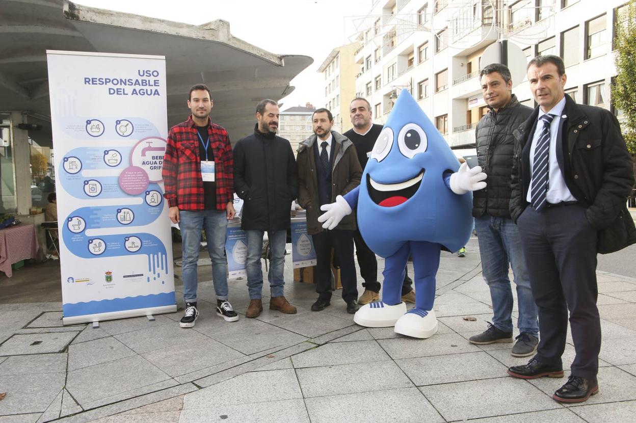El alcalde Ángel García y el gerente del Consorcio Julio Pérez, a la izquierda de la mascota de Cadasa; a su derecha, Javier Rodríguez. Junto a ellos, personal del Consorcio 