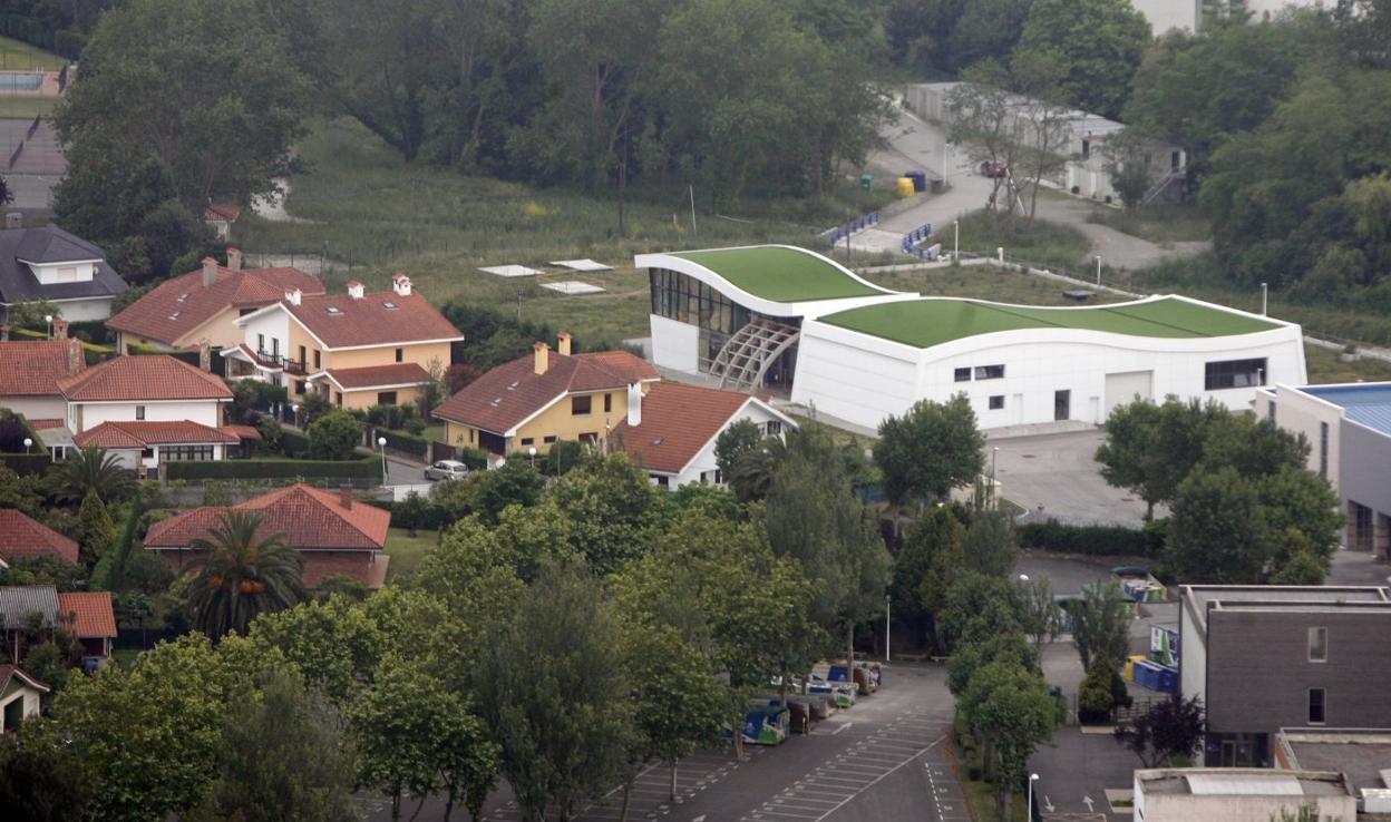 Vista aérea de la depuradora del este construida en El Pisón y de la urbanización de chalés colindante. 