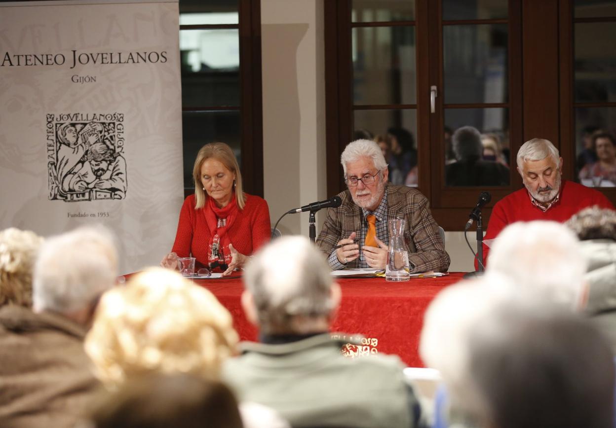 La vicepresidenta primera del Ateneo Jovellanos, Isabel Moro, junto al presidente, Luis Rubio, y el secretario, Fidel García. 