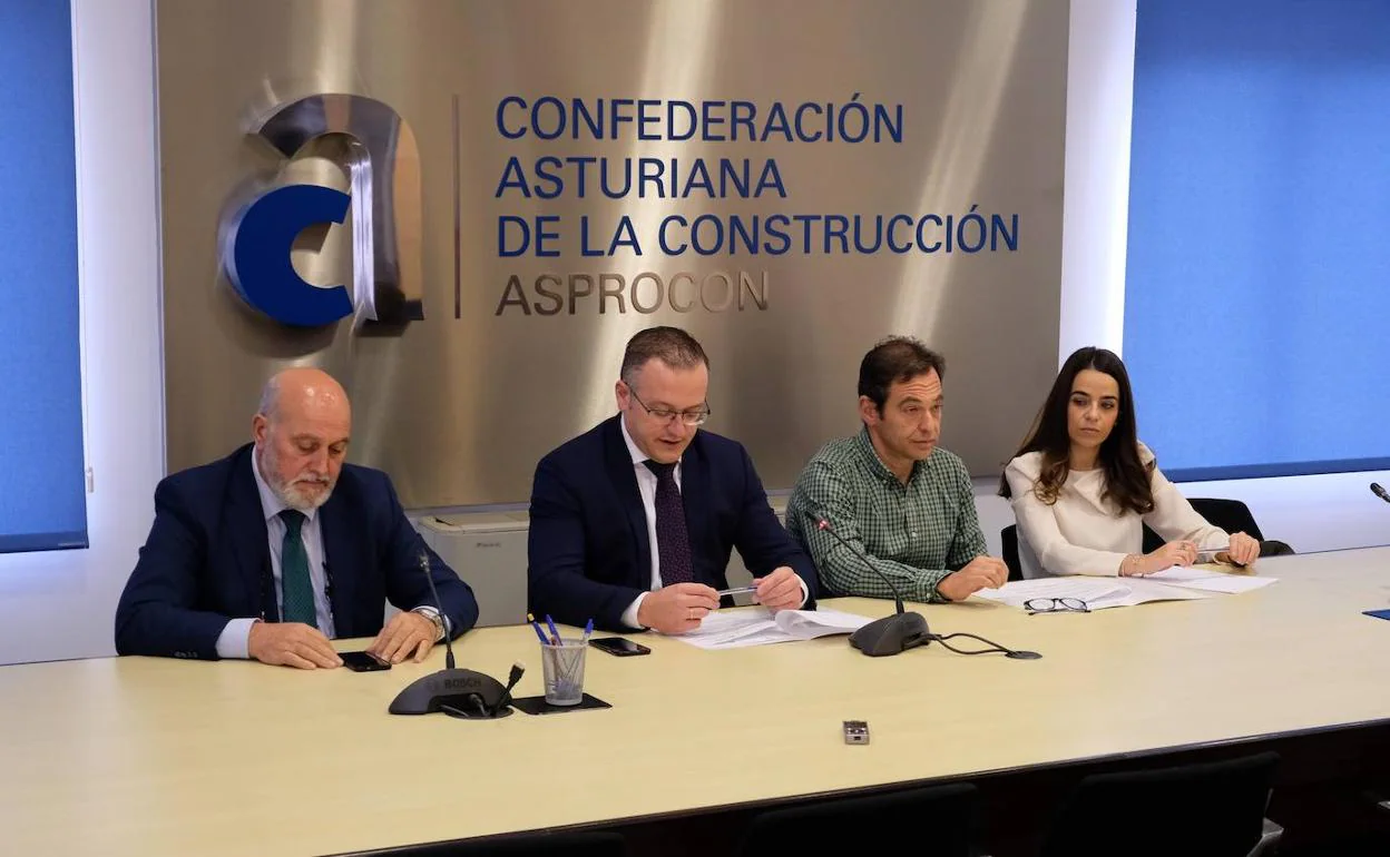 El presidente y vicepresidentes de CAC-Asprocon, durante su comparecencia de este miércoles en Oviedo.