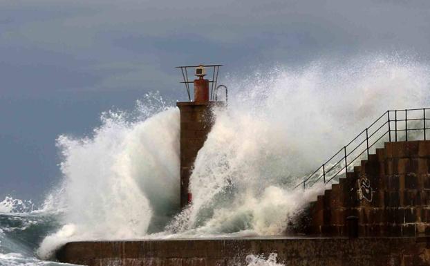 Fuerte oleaje, este miércoles, en el puerto de Tapia. 