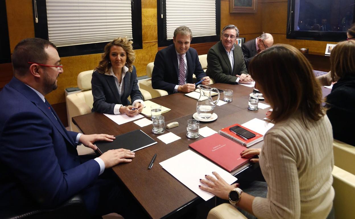 Adrián Barbón y Ana Cárcaba, reunidos con los populares Teresa Mallada, Pablo González y Pablo Álvarez-Pire. 