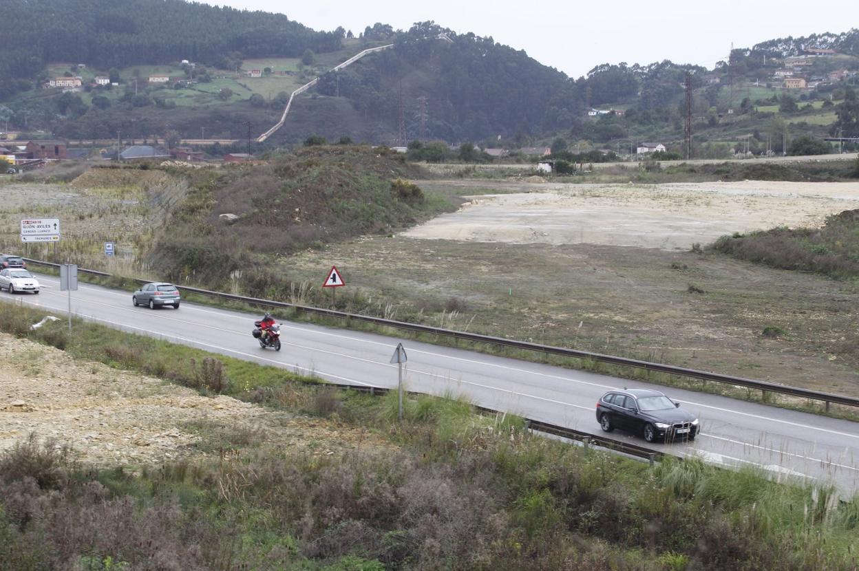 Zona de La Peñona, en Tremañes, de donde partirá el futuro vial hacia Jove y que conectará con el puerto de El Musel. 