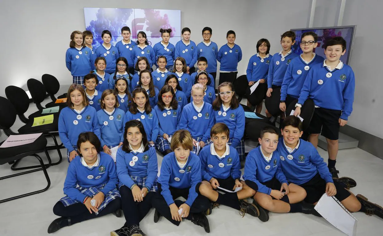Los alumnos del Colegio Inmaculada (Jesuitas Gijón) en el plató de Canal 10 con los talleres de Futuro en Femenino